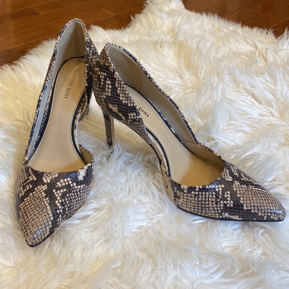 Gianni Bini snake print high heal pumps, size 8. Heal is 3,5 inch high. - Picture 4 of 8